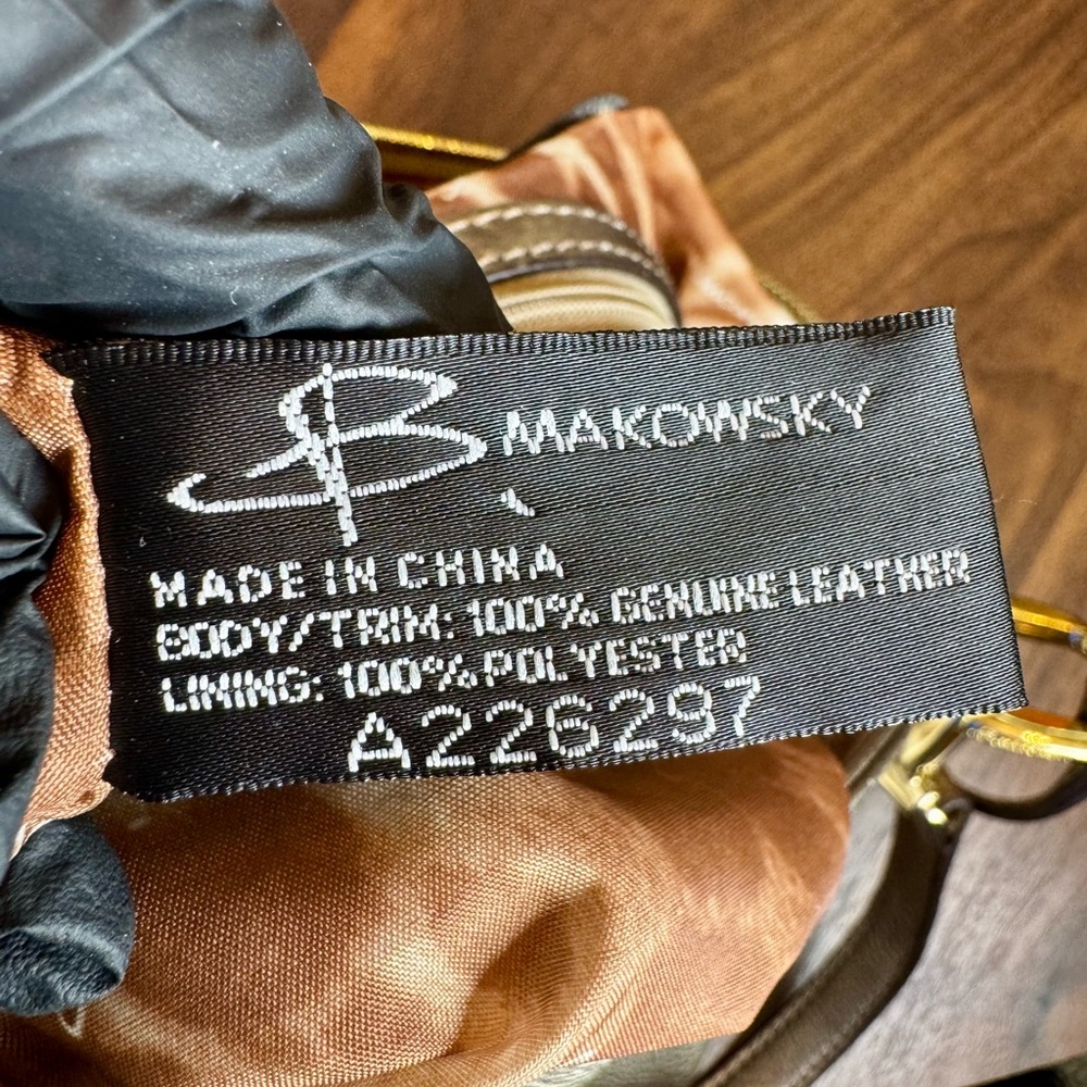 B. Makowsky Metallic Gold Leather Crossbody/Shoulder Bucket Turlock Bag in Gold - Picture 11 of 16